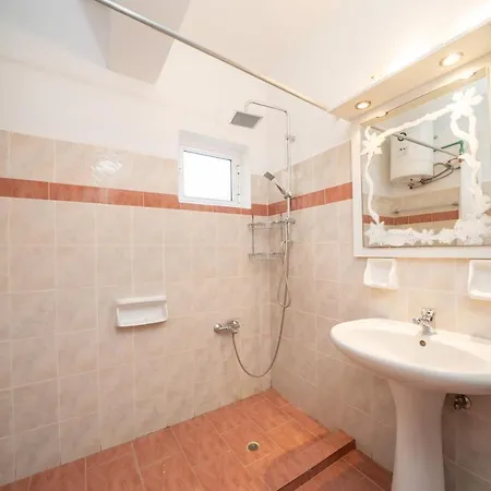 Afroditi - Yellow Apartment Svoronata